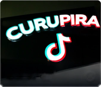 Letreiro em acrílico com o logotipo do TikTok e o título Curupira