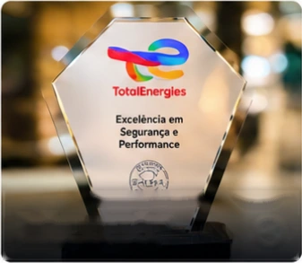 Troféu corporativo em acrílico da TotalEnergies