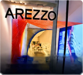 Vitrine da Arezzo com expositores e cubos em acrílico