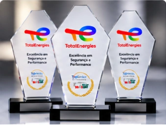 Troféus corporativos em acrílico personalizados para a TotalEnergies