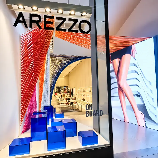 Vitrine Arezzo com cubos expositores em acrílico azul